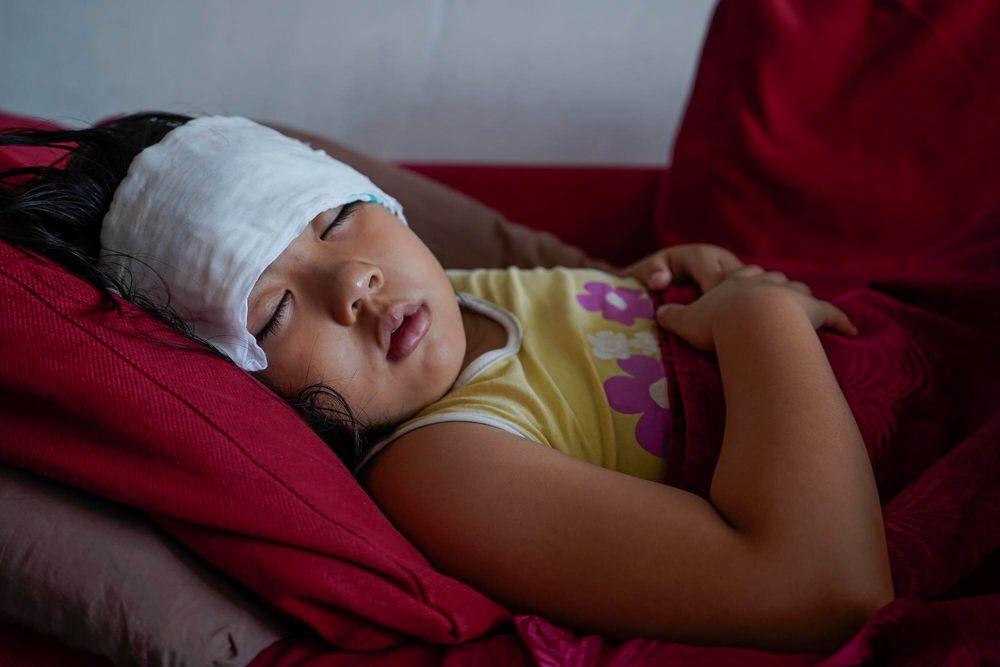 बच्चों में बुखार के लक्षण, कारण, घरेलू उपचार और भोजन